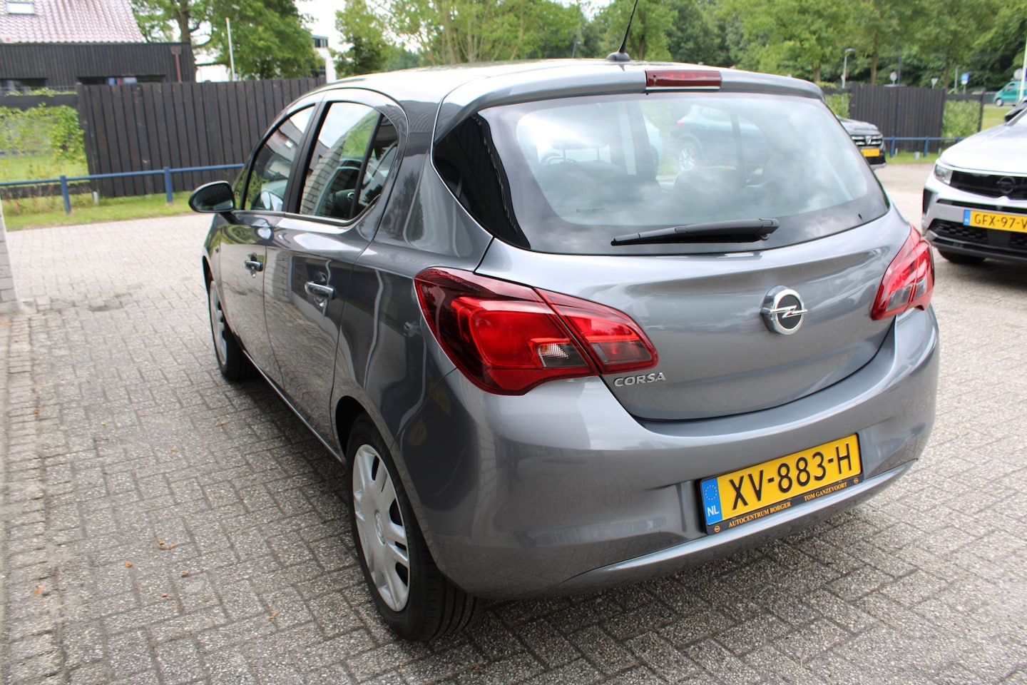 Opel Corsa - 1.4 Favourite airco/cruise /audio/blue tooth - AutoWereld.nl