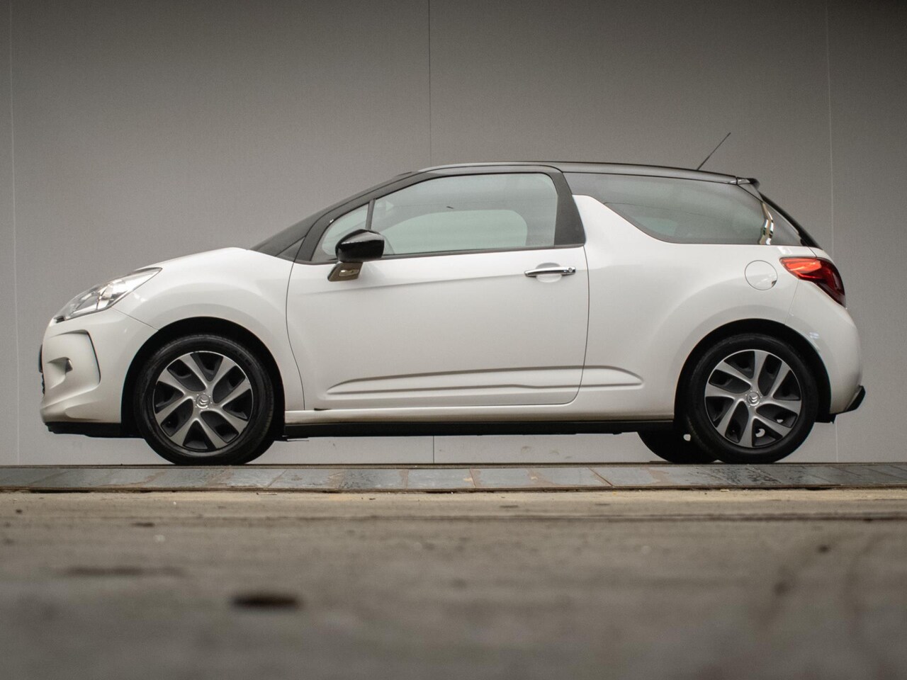 Citroën DS3 - 1.6 e-HDi So Chic Sport (CLIMATE,CRUISE,ELEKTRISCH PAKKET,LED,HALF LEDER,BLUETOOTH,SPORTST - AutoWereld.nl