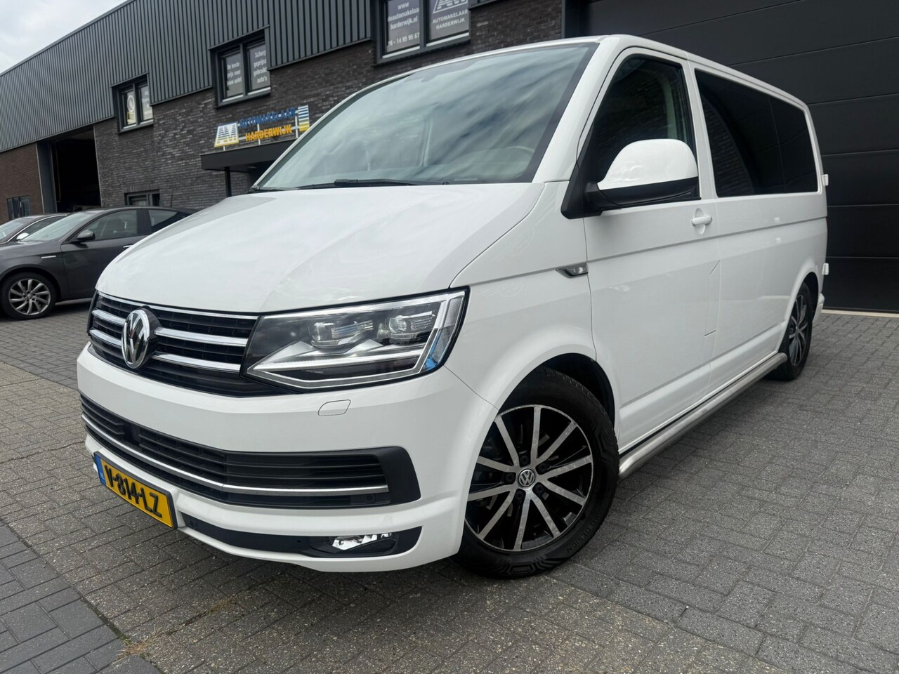 Volkswagen Transporter - 2.0 TDI L1H2 Highline | 3E EIGENAAR | AUTOMAAT | NAVI | PDC | ADAPTIEVE CRUISE | 150 PK | - AutoWereld.nl