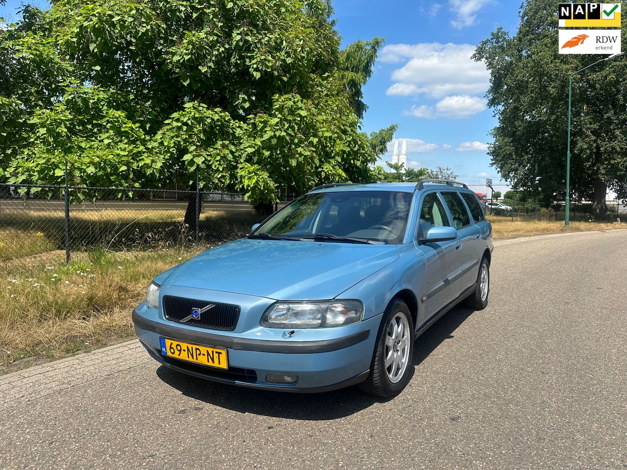 Volvo V70 - 2.4 Comfort Line AUTOMAAT/STOELVERW/CRUISE/TREKHAAK - AutoWereld.nl