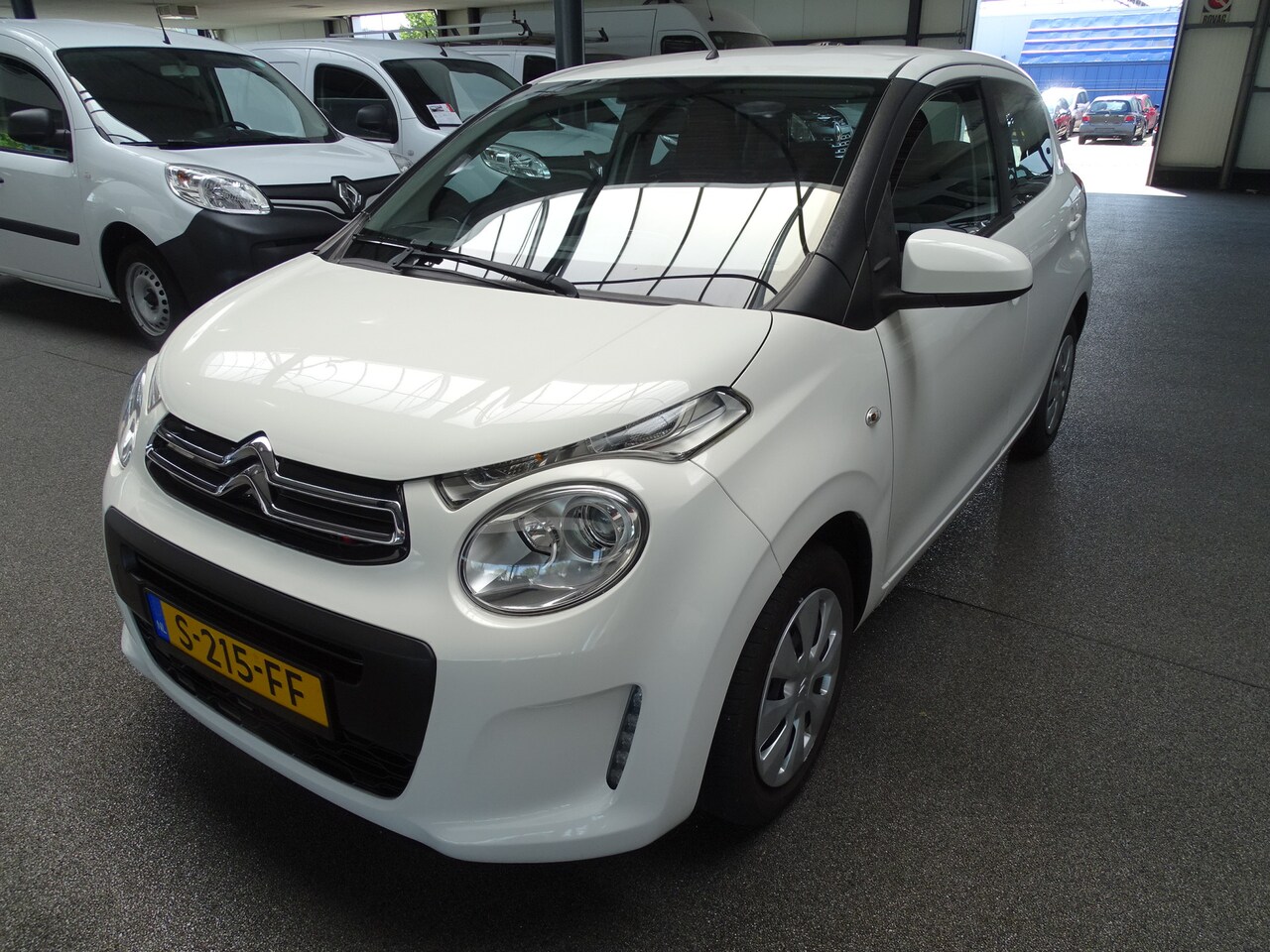 Citroën C1 - 1.0 e-VTi Shine Airco, bl thooth. stoel verwarming, etc - AutoWereld.nl