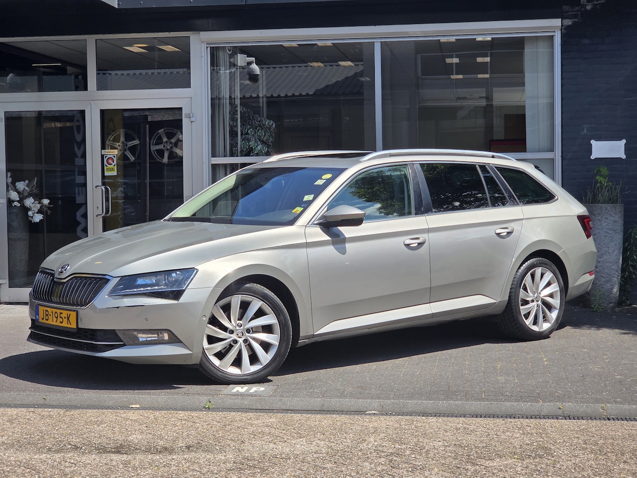 Skoda Superb Combi - 2.0 TDI Style Business EXPORT / PANO / FULL-OPTIONS /  SFEER - AutoWereld.nl