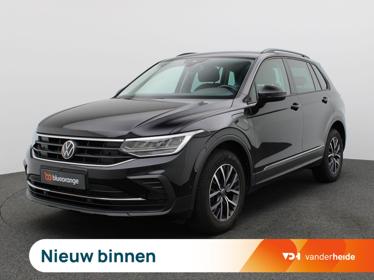 Volkswagen Tiguan - 1.4 TSI PHEV Life Business 360 graden camera, Elek. achterklep, Adaptive Cruise Control, E - AutoWereld.nl