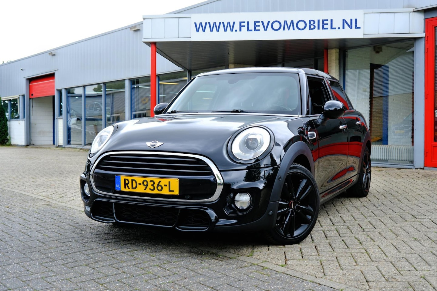 MINI Cooper - 1.5 Chili Serious Business Aut. Pano|Sportstoelen|Leder|Navi|LMV - AutoWereld.nl
