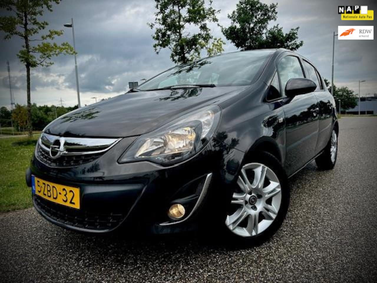 Opel Corsa - 1.4-16V BlitZ 1.4-16V BlitZ, NAVIGATIE, HALF LEER, PDC, CRUISE CONTROL, NIEUWSTAAT!! - AutoWereld.nl