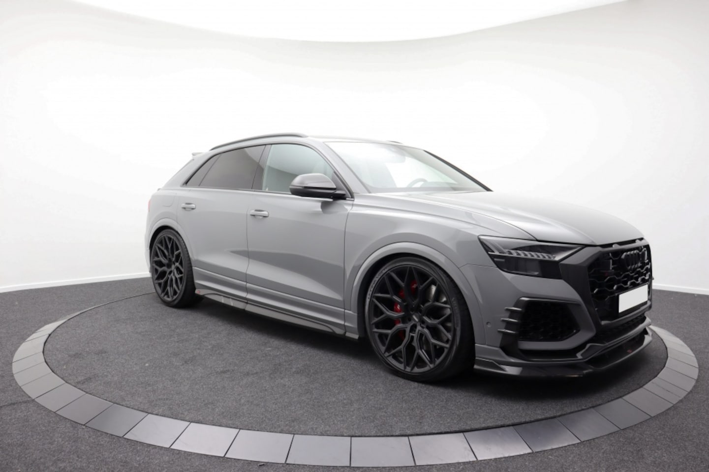 Audi RSQ8 - URBAN AUTOMOTIVE CARBON | Akrapovic | 24'' Vossen | 725pk - AutoWereld.nl
