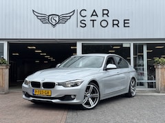BMW 3-serie - 320i High Executive |NAV|ST VWM|LEDER|ECC|PDC|19" LM VELGEN
