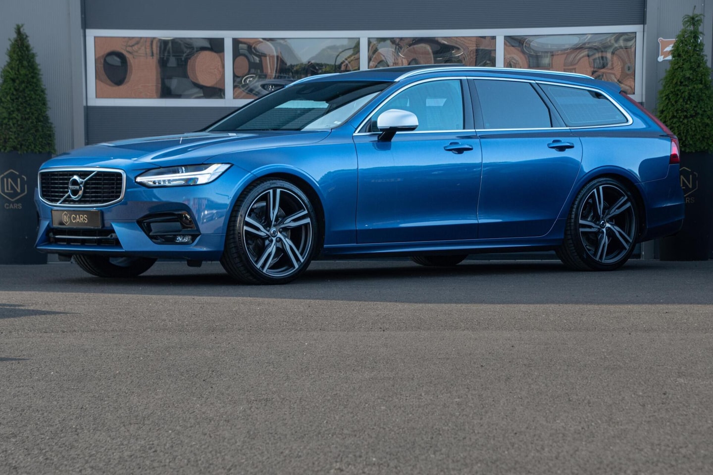 Volvo V90 - 2.0 T4 R-Design| Panoramadak | H&K | HUD |Trekhaak - AutoWereld.nl