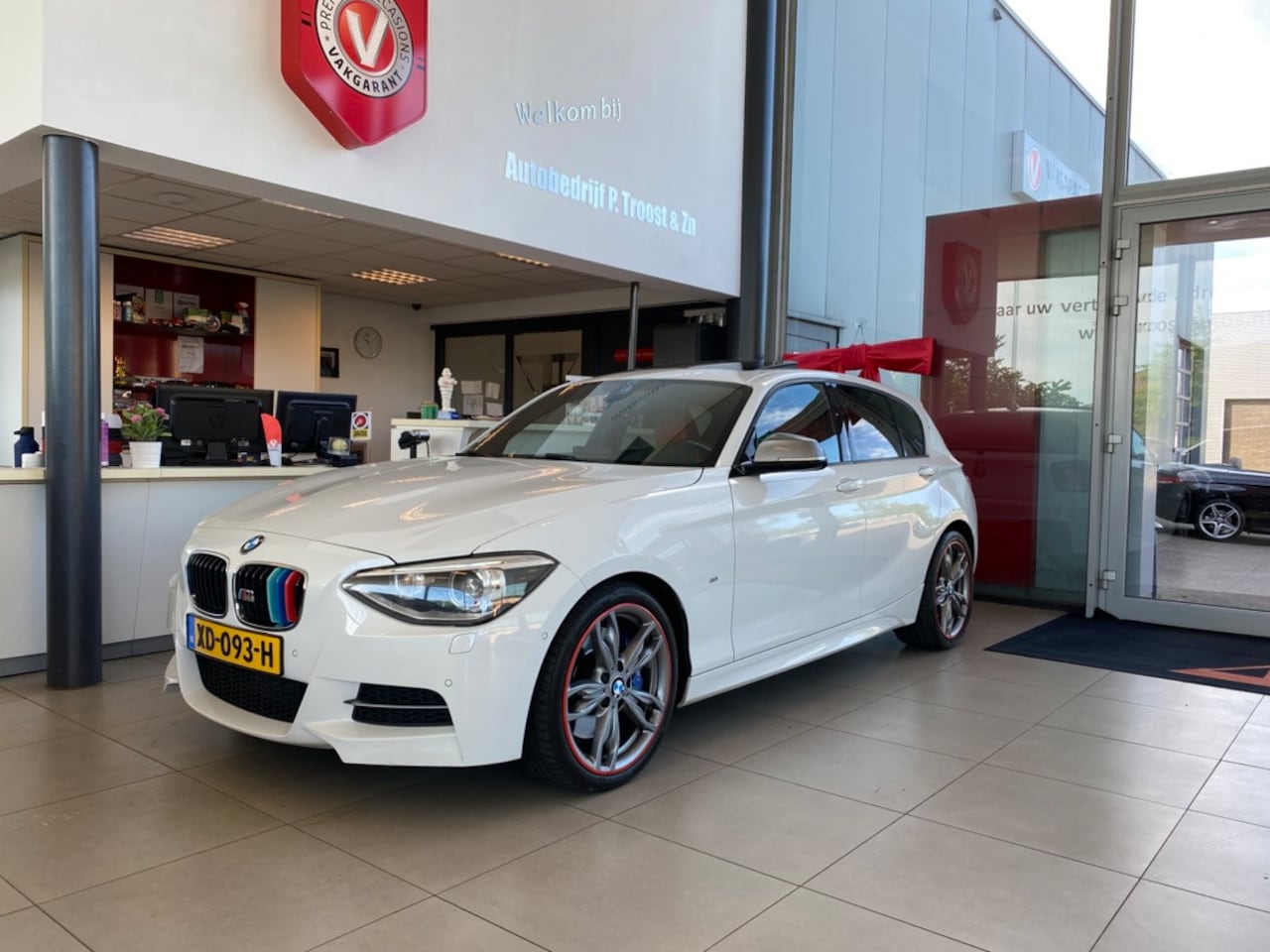 BMW 1-serie - M135i xDrive High Executive M135i xDrive High Executive,Performance,6 Cilinder,Schuifkanteldak,Leder&Stoelverwarming,H - AutoWereld.nl