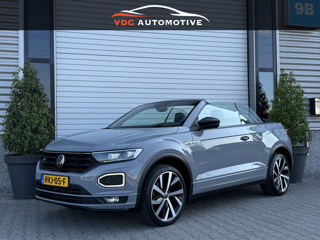 Volkswagen T-Roc Cabrio - 1.5 TSI R-Line Nardo Grijs | Camera | ACC | Keyless | Trekhaak | Matrix LED | Park Assist - AutoWereld.nl