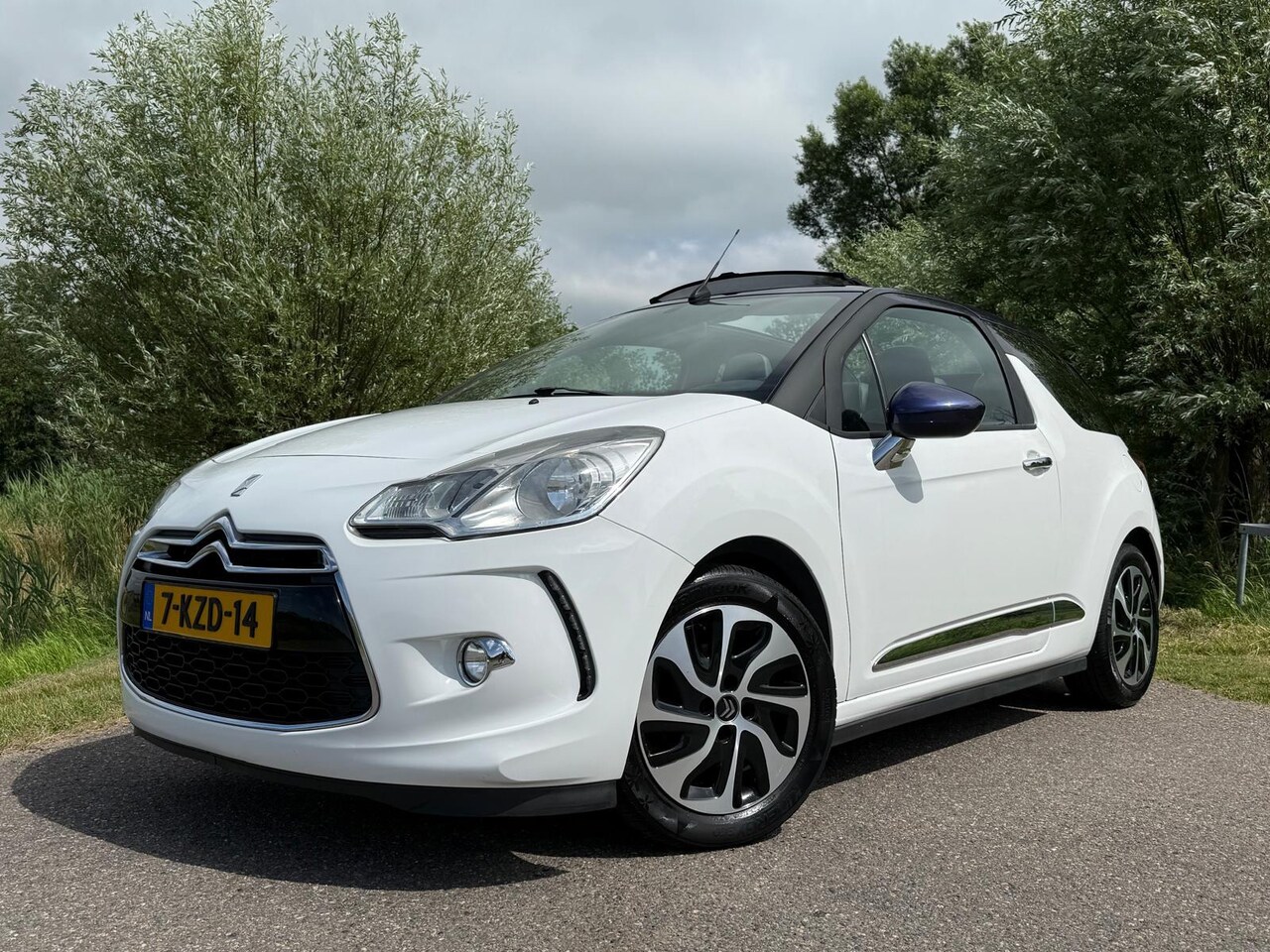 Citroën DS3 Cabrio - 1.2 VTi Chic | slechts 110.807 kim | Airco | 15" Velgen | Dealer onderhouden! | - AutoWereld.nl