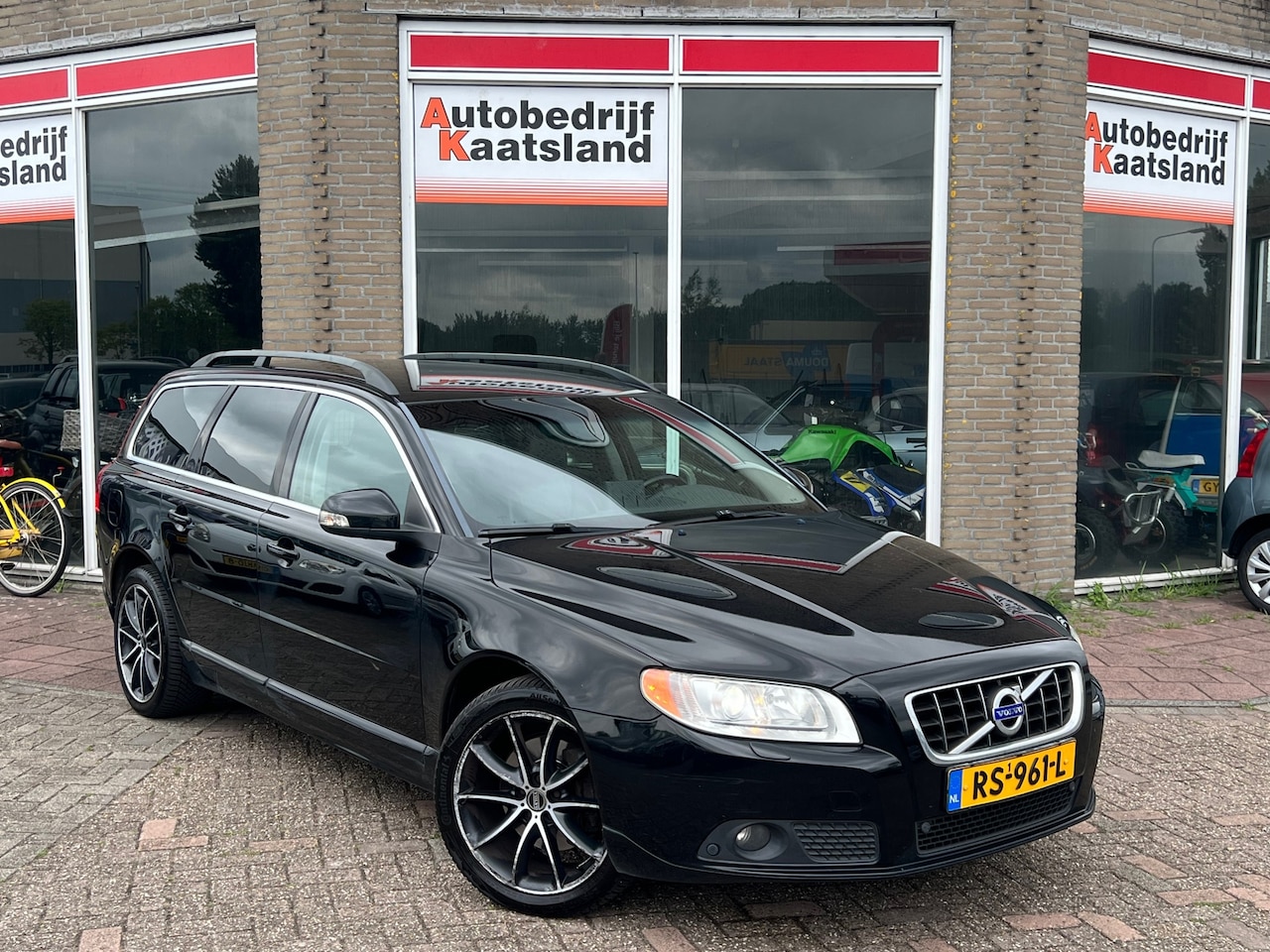Volvo V70 - 2.4 D5 Summum - Xenon - Navi - Pdc - Automaat - - AutoWereld.nl