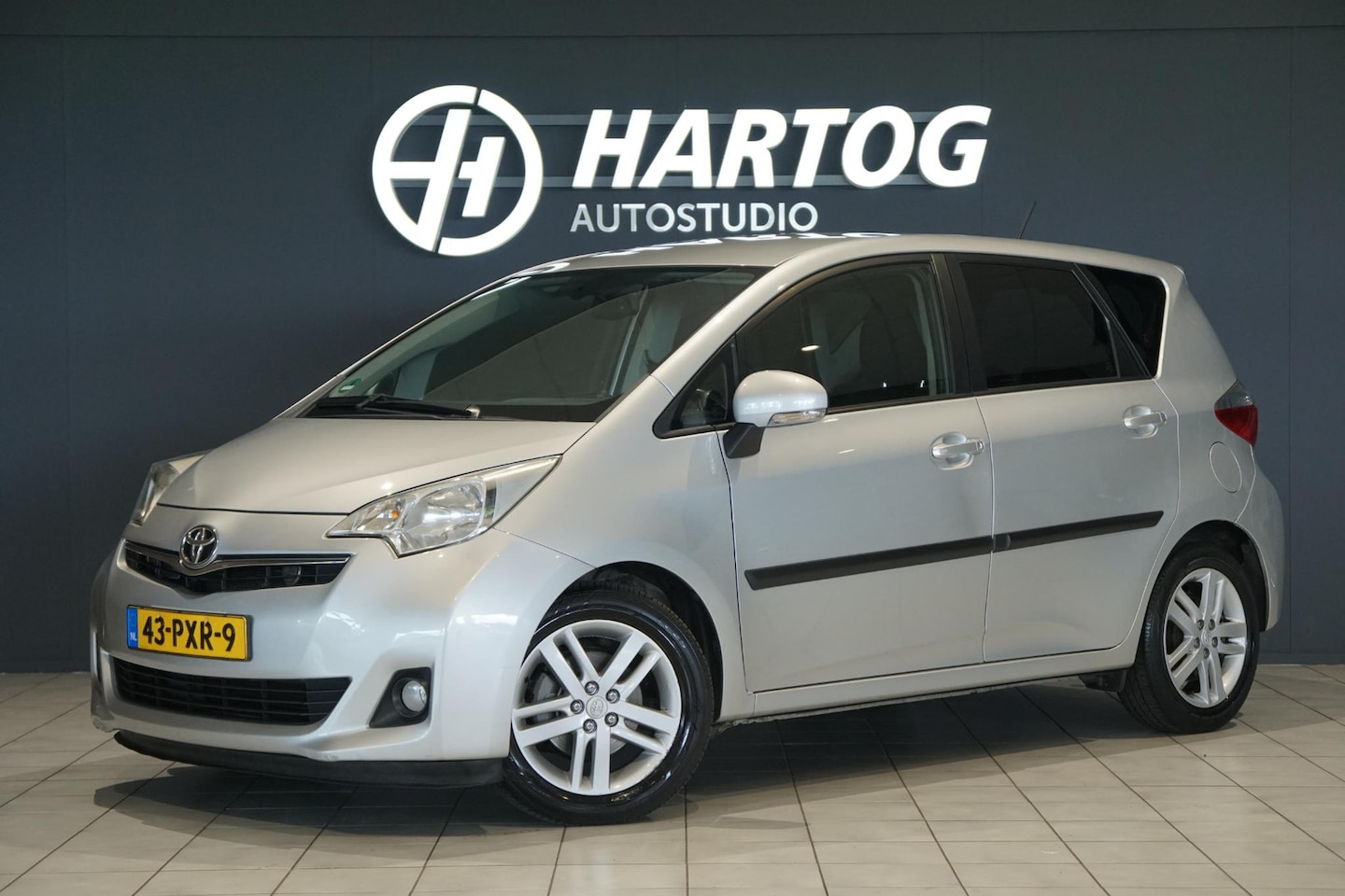 Toyota Verso S - 1.3 VVT-i Dynamic + CAMERA / TREKHAAK / NAVIGATIE / CLIMATE - AutoWereld.nl