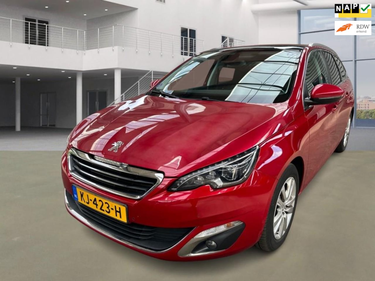 Peugeot 308 SW - 1.2 PureTech Blue Lease Premium|aut|pano|xenon|navi|psensor|trekhaak| - AutoWereld.nl