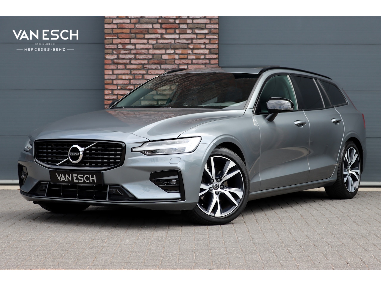 Volvo V60 - 2.0 B4 R-Design Aut8 | Panoramadak | Camera | Memory | Dodehoekassistent | Leder | Apple-C - AutoWereld.nl