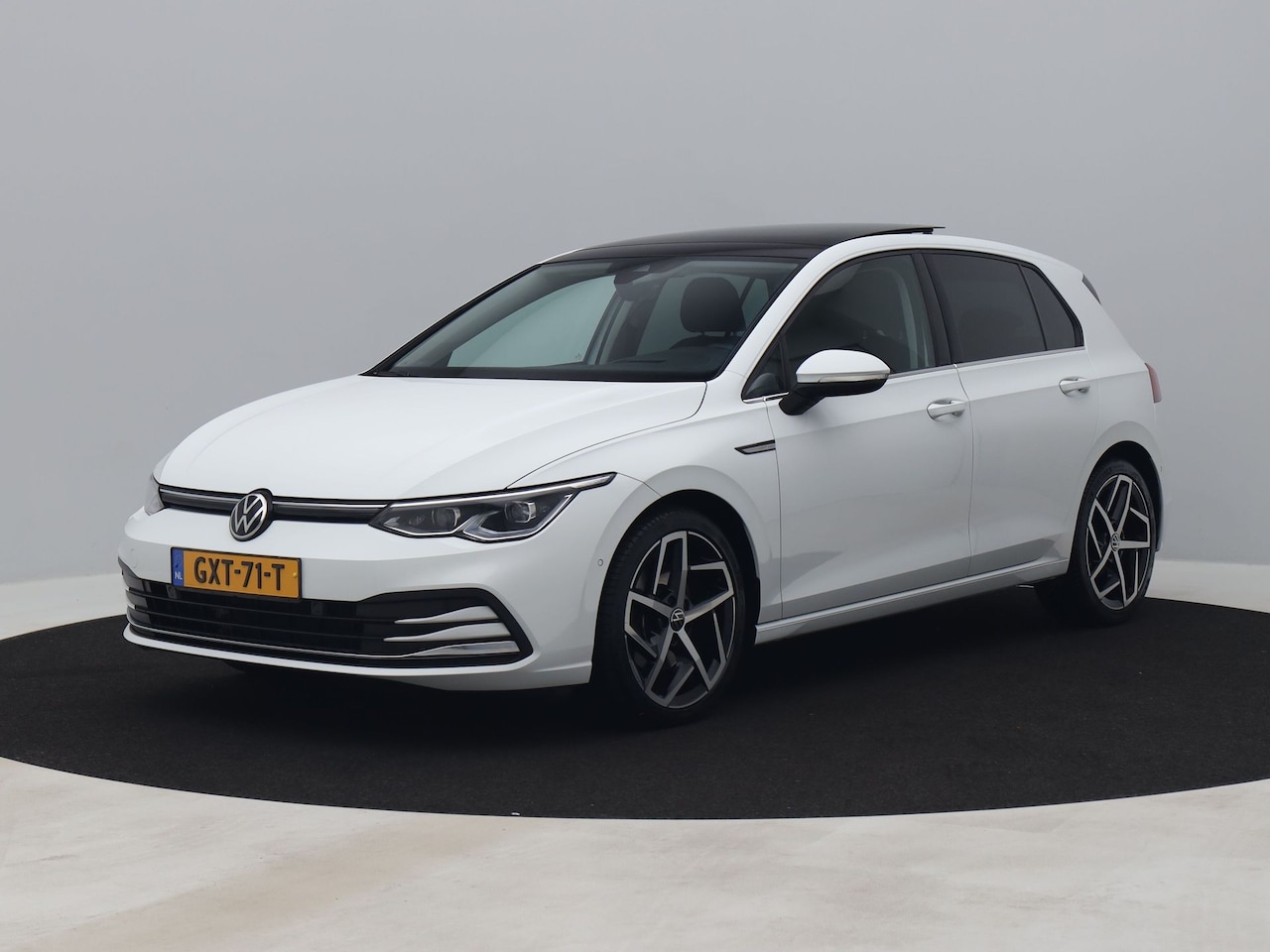 Volkswagen Golf - 1.5 eTSI R-Line | PANO | CAMERA | ADAPTIVE | VIRTUAL | STOEL- EN STUURVERW. - AutoWereld.nl