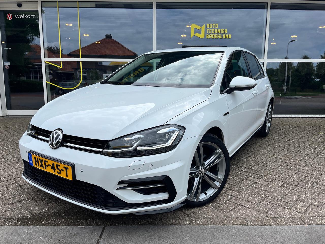 Volkswagen Golf - 1.5 TSI R-LINE CRUISE|TREKHAAK|PDC|LED|CARPLAY - AutoWereld.nl