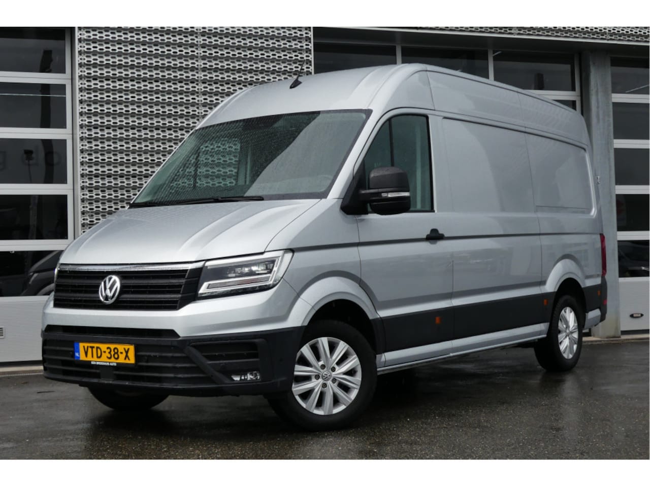 Volkswagen Crafter - Exclusive L3H3 | Automaat | Trekhaak | Led | Adaptive Cruise | Betimmering | Camera - AutoWereld.nl
