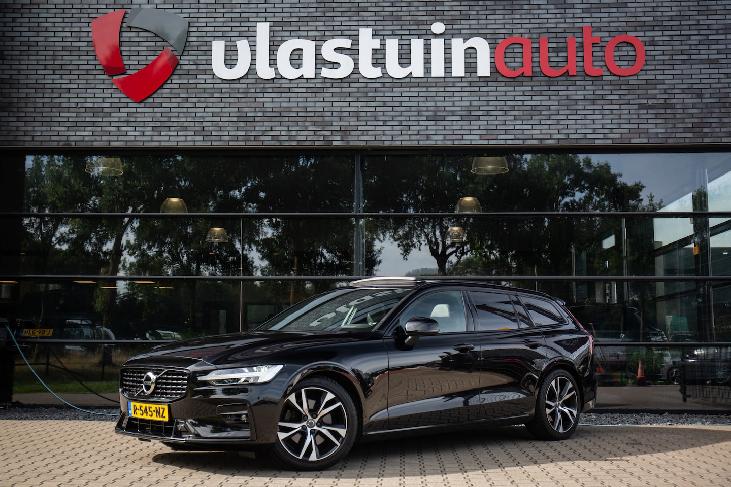 Volvo V60 - 2.0 B3 Momentum Business 2.0 B3 Momentum Business , Pano dak, Adap. cruise, Trekhaak, - AutoWereld.nl