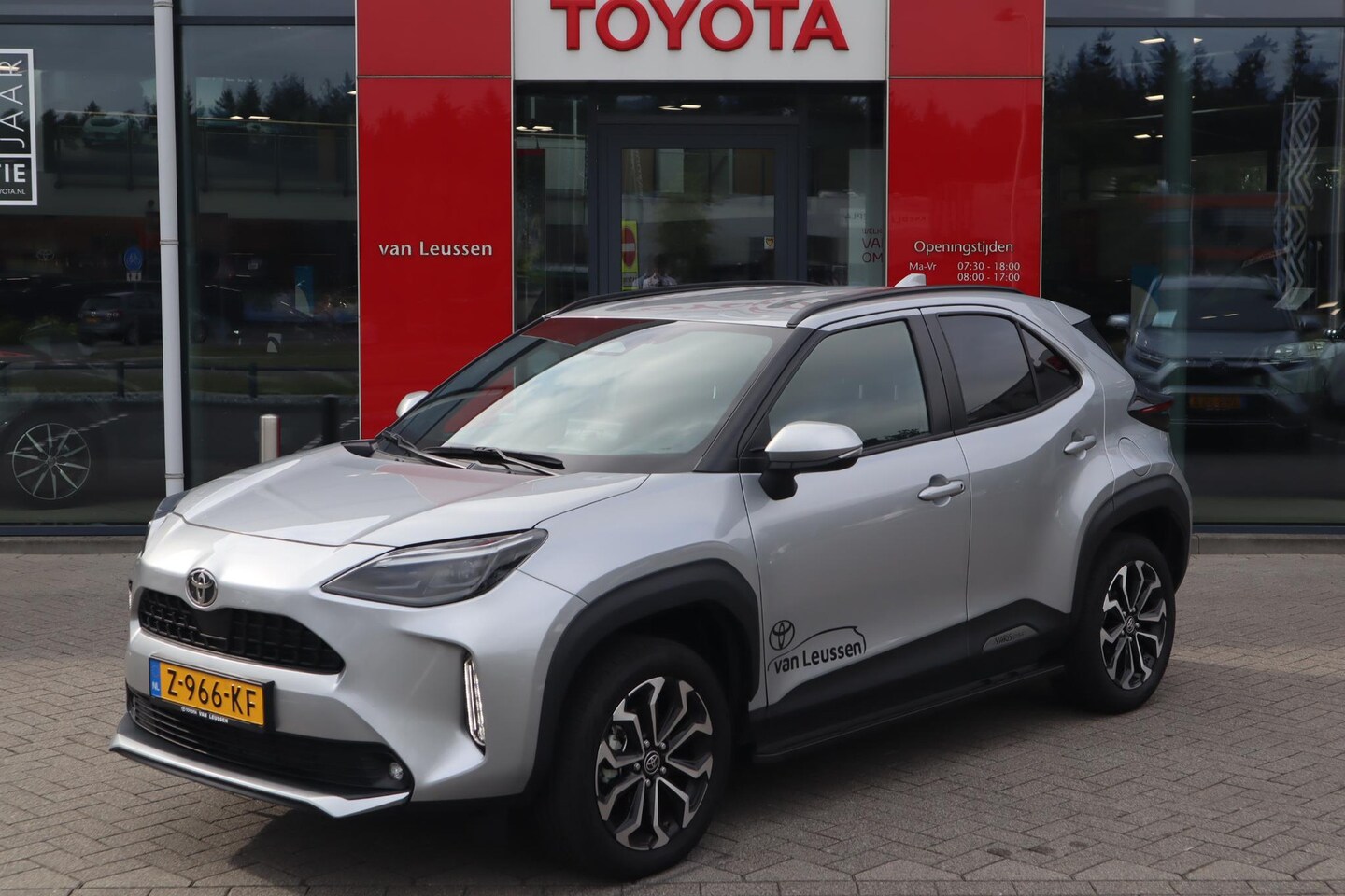 Toyota Yaris Cross - 1.5 HYBRID 115 FIRST EDITION NAVI 17"LMV KEYLESS PRIVACY-GLASS APPLE/ANDROID LED-PAKKET 1e - AutoWereld.nl