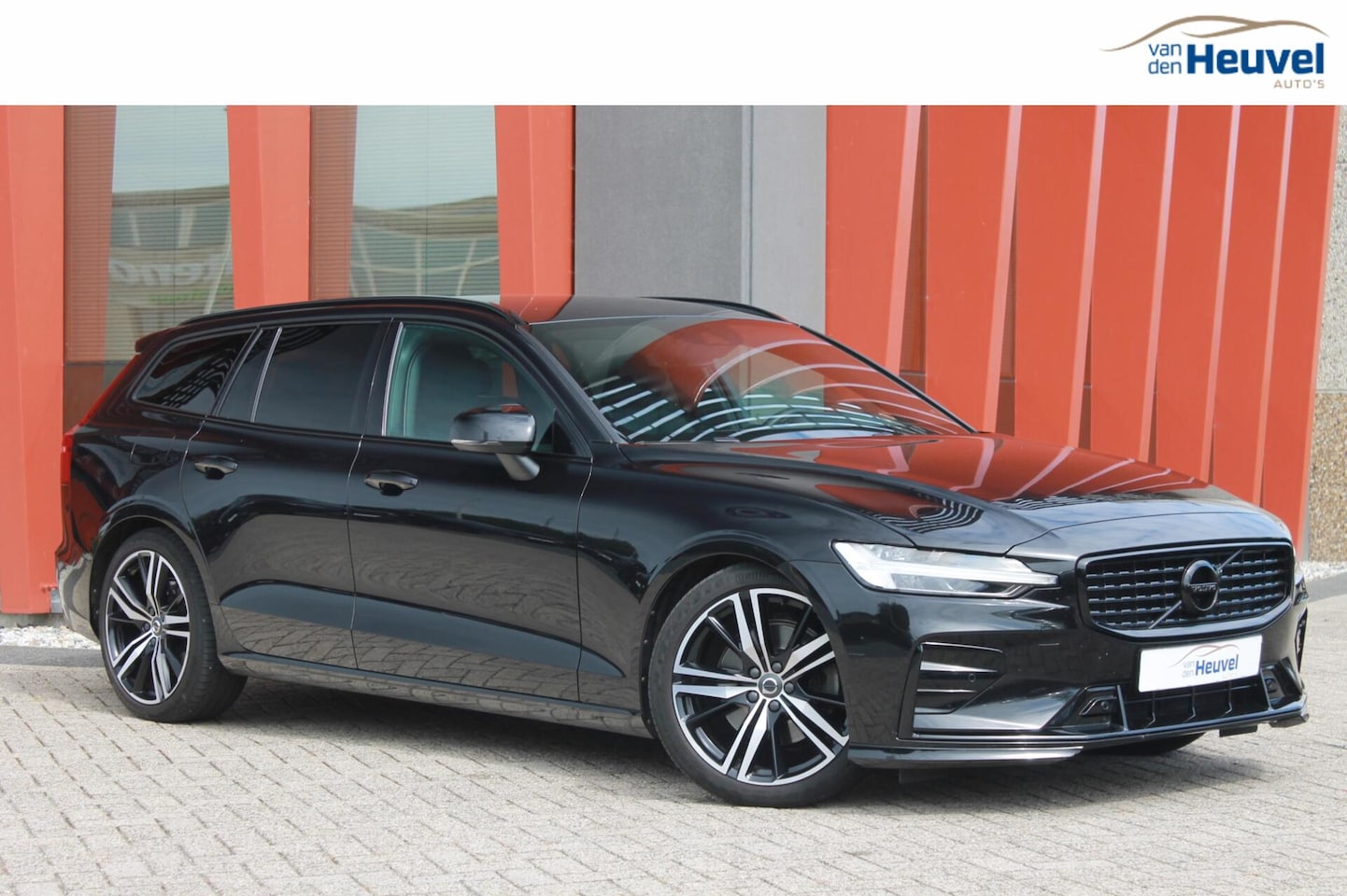 Volvo V60 - B4 R-Design | Parkeercamera | Trekhaak | Stoelverwarming | Pilot Assist | BLIS | Leder | K - AutoWereld.nl