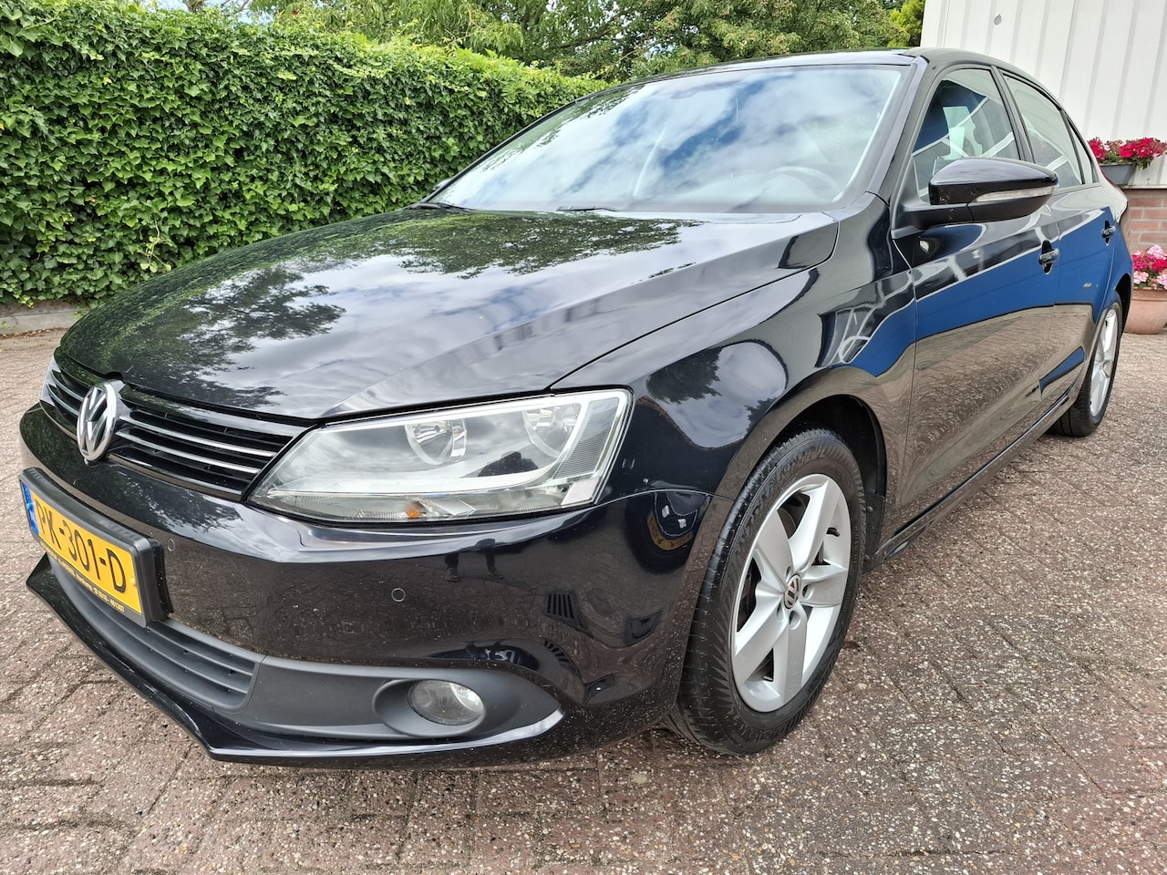 Volkswagen Jetta - 1.6 TDI Highline BlueMotion CLIMAT/CRUISE/NAVI/TREKHAAK 105PK - AutoWereld.nl