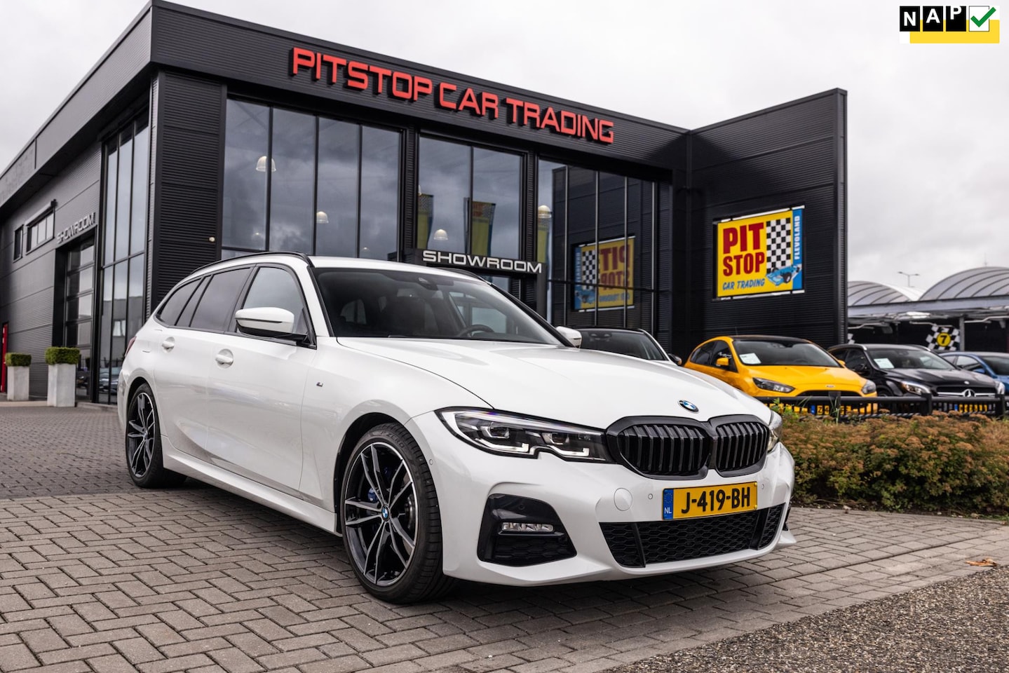 BMW 3-serie Touring - 320i M Sport 320i M-Sport, NAP, 184 PK, Trekhaak, Camera, Nieuwstaat! - AutoWereld.nl