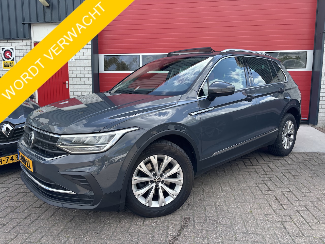 Volkswagen Tiguan - 1.5 TSI Life Business TREKHAAK / PANORAMADAK / FULL LED / STOELVERW / STUURVERW / ACC / NL - AutoWereld.nl