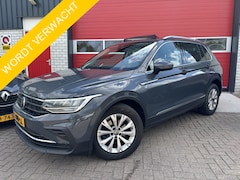 Volkswagen Tiguan - 1.5 TSI Life Business TREKHAAK / PANORAMADAK / FULL LED / STOELVERW / STUURVERW / ACC / NL