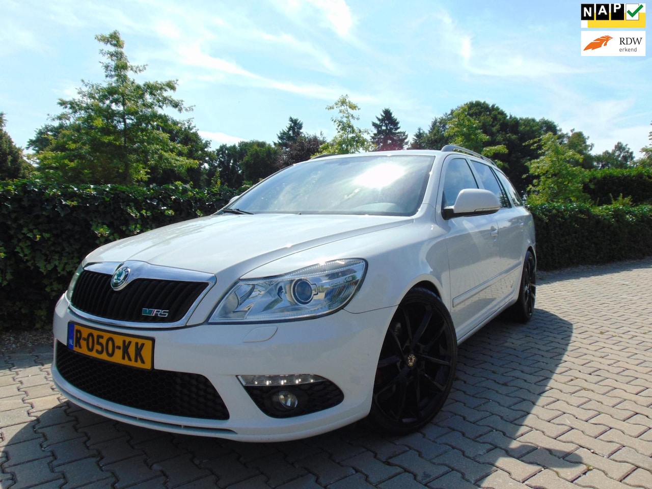 Skoda Octavia Combi - 2.0 TFSI RS 2.0 TFSI RS , 200pk , Clima / Cruise / Carplay / Half-Leder / Isofix / Pdc / Xenon / 19" L - AutoWereld.nl