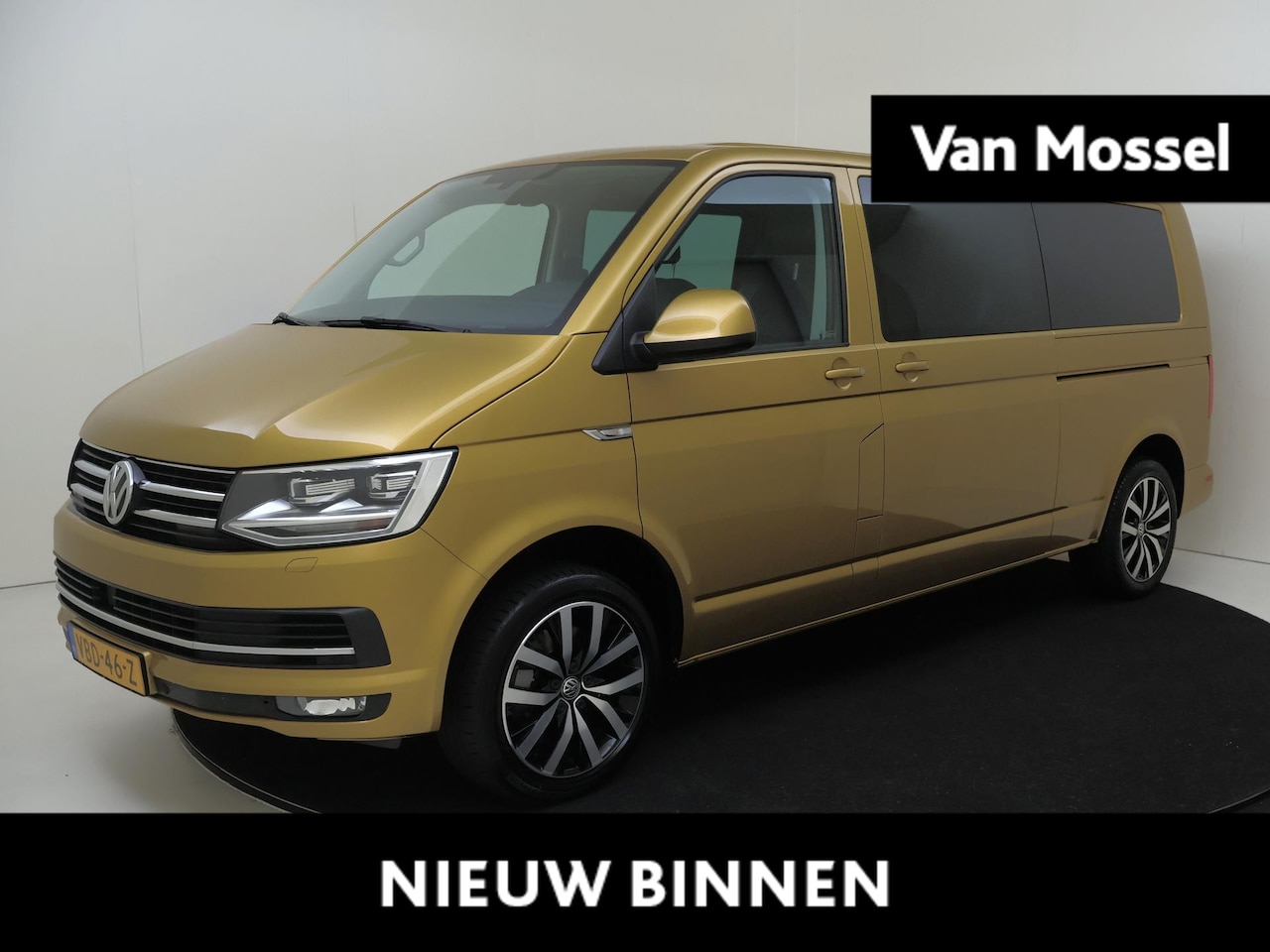 Volkswagen Transporter - 2.0 TDI L2H1 DC Highline | Navigatie | Camera | Trekhaak | Leder - AutoWereld.nl