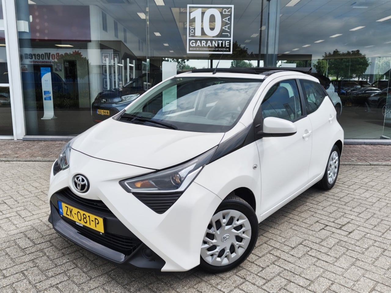 Toyota Aygo - 1.0 VVT-i x-play limited | El. Vouwdak | Android Auto, Apple Car - AutoWereld.nl