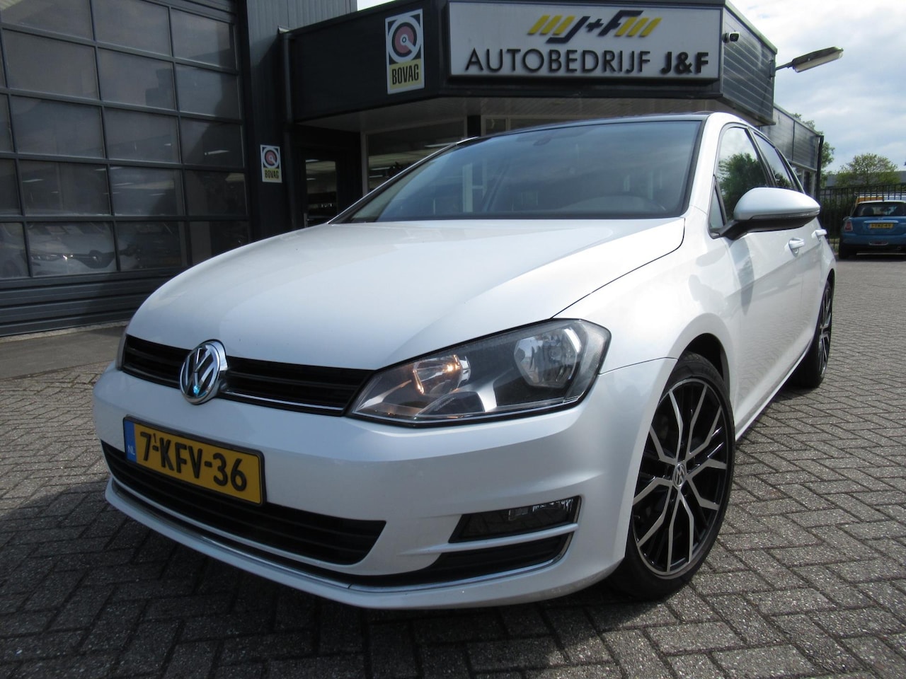 Volkswagen Golf - 1.2 TSI Highline / PANO / NAV / Bleutooth - AutoWereld.nl