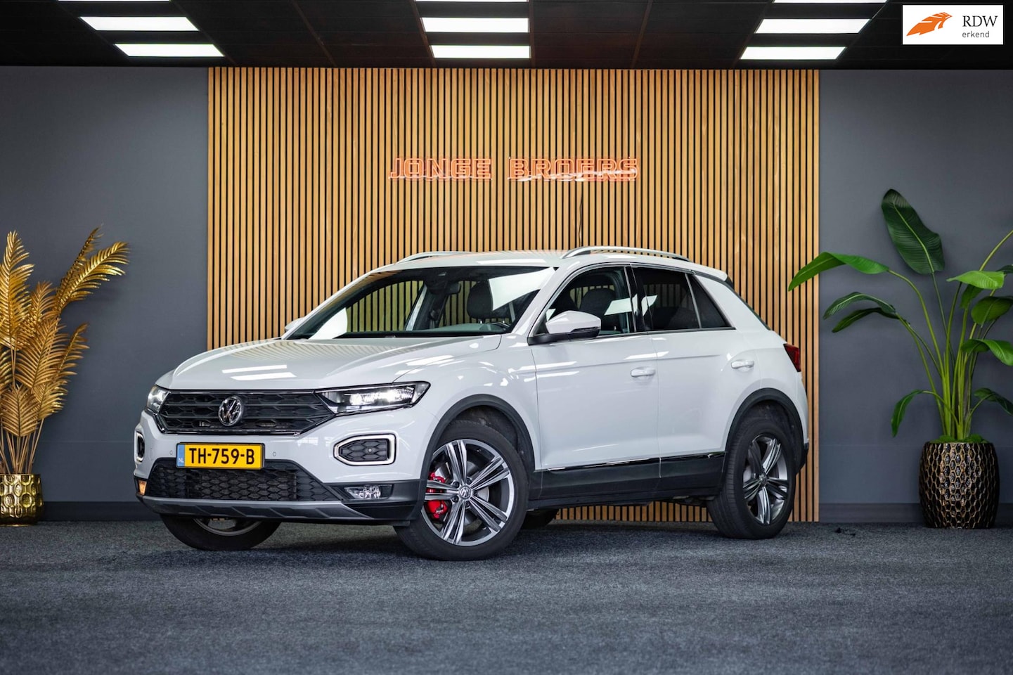 Volkswagen T-Roc - 1.5 TSI Sport |Virtual|Acc|Trekhaak - AutoWereld.nl