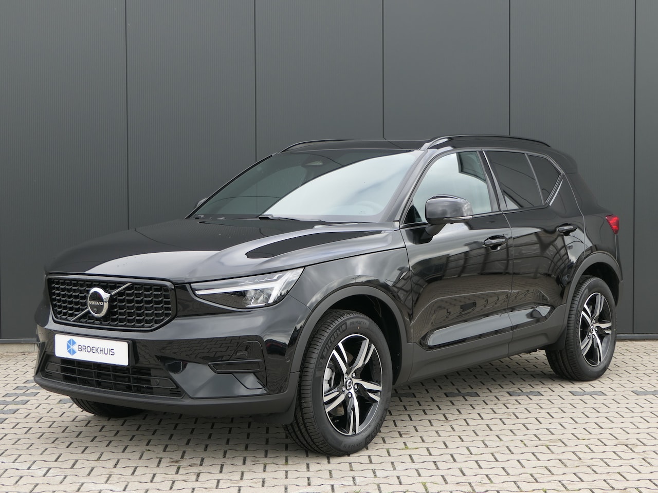 Volvo XC40 - 2.0 B4 Plus Dark | Panoramadak | 360 Camera | Verwarmde Voorruit | Privacy Glass | Luxe Be - AutoWereld.nl