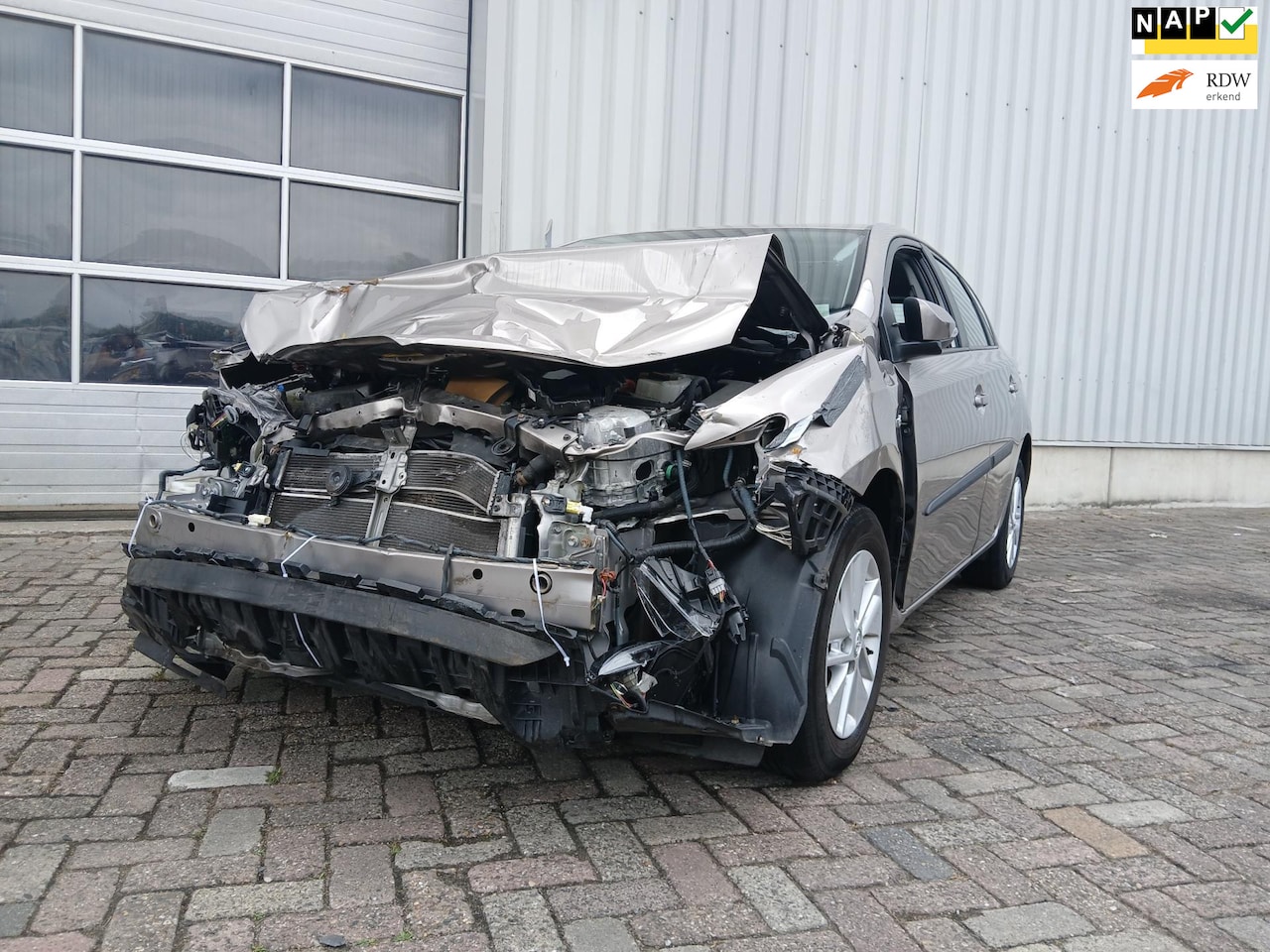 Toyota Auris - 1.8 Hybrid Aspiration - Clima - Cruise - Navi - Schade - AutoWereld.nl