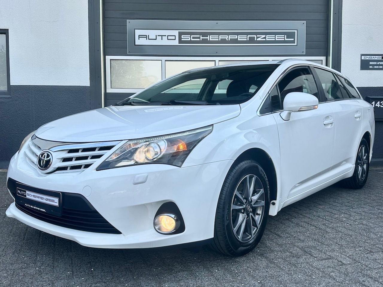 Toyota Avensis Wagon - 1.8 VVTi Business | AIRCO | CAMERA | TREKHAAK | - AutoWereld.nl