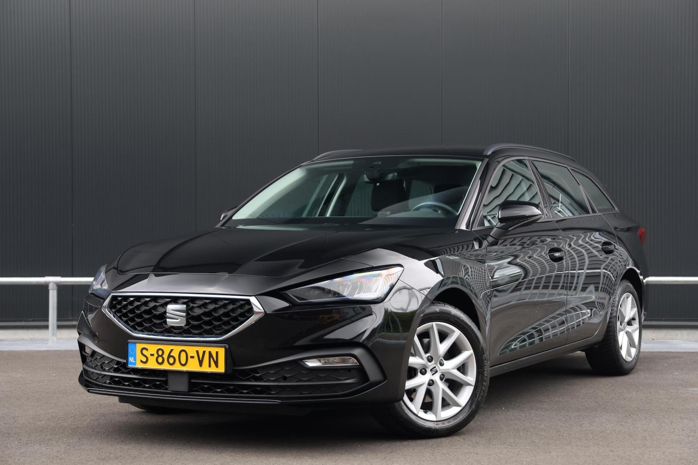 SEAT Leon Sportstourer - 1.0 TSI Reference Trekhaak Fabrieksgarantie 06-2027 NL-Auto - AutoWereld.nl