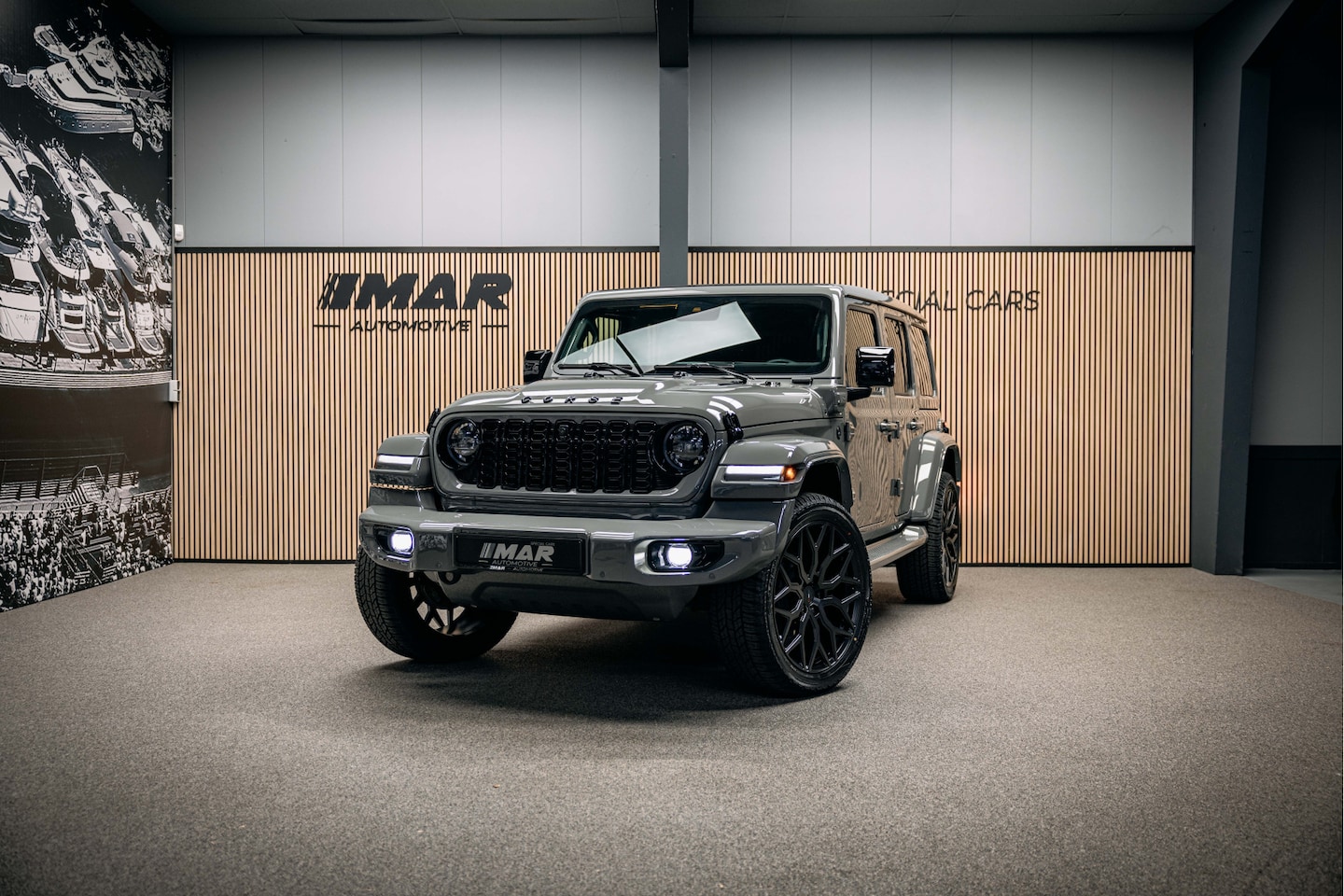 Jeep Wrangler Unlimited - 4xe 380 Sahara Full Custom Jeep Wrangler Corse, volledig elektrisch open dak - AutoWereld.nl