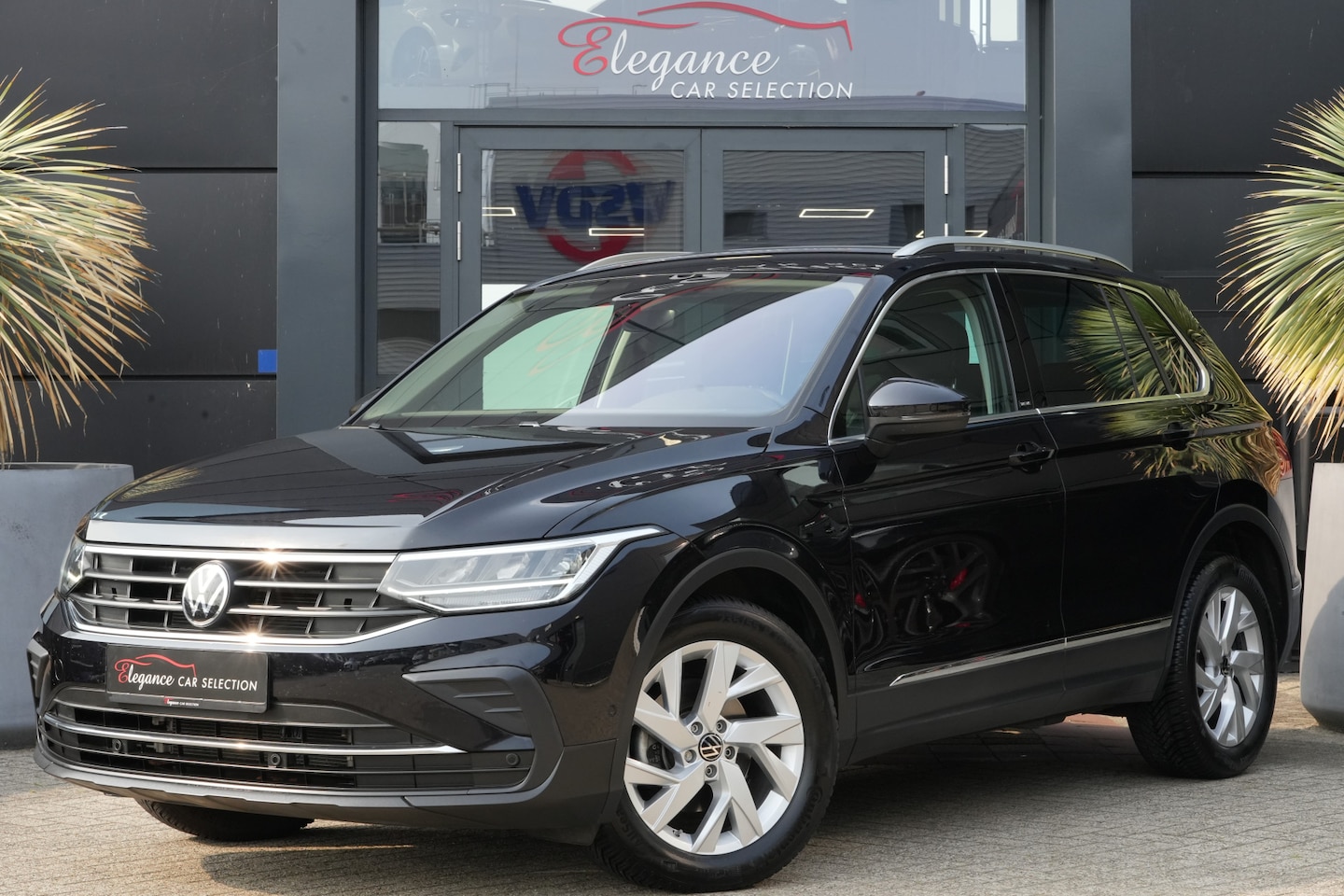 Volkswagen Tiguan - 1.5 TSI Elegance 150pk Navigatie/Trekhaak/Camera - AutoWereld.nl
