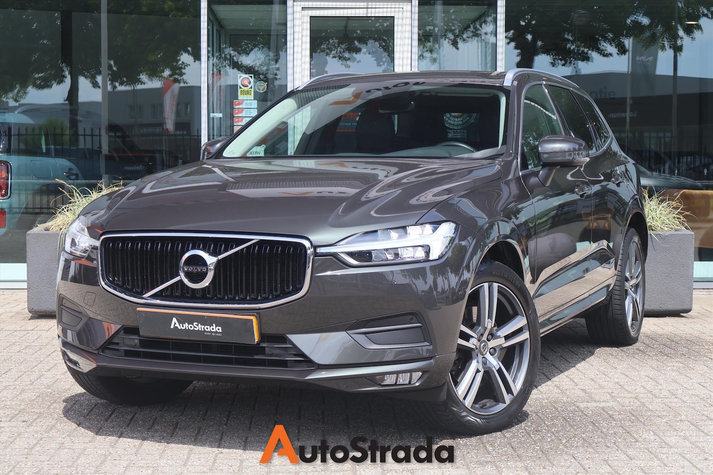 Volvo XC60 - B5 Business Pro 250pk Geartronic | Camera | Navi | Trekhaak | Climate | Keyless | Adaptive - AutoWereld.nl