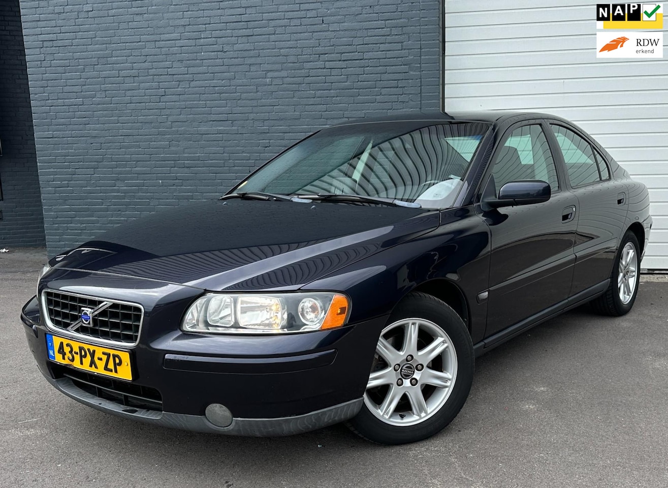 Volvo S60 - 2.4 Summum AUTOMAAT/LEDER/NAVI/APK-6-26 - AutoWereld.nl