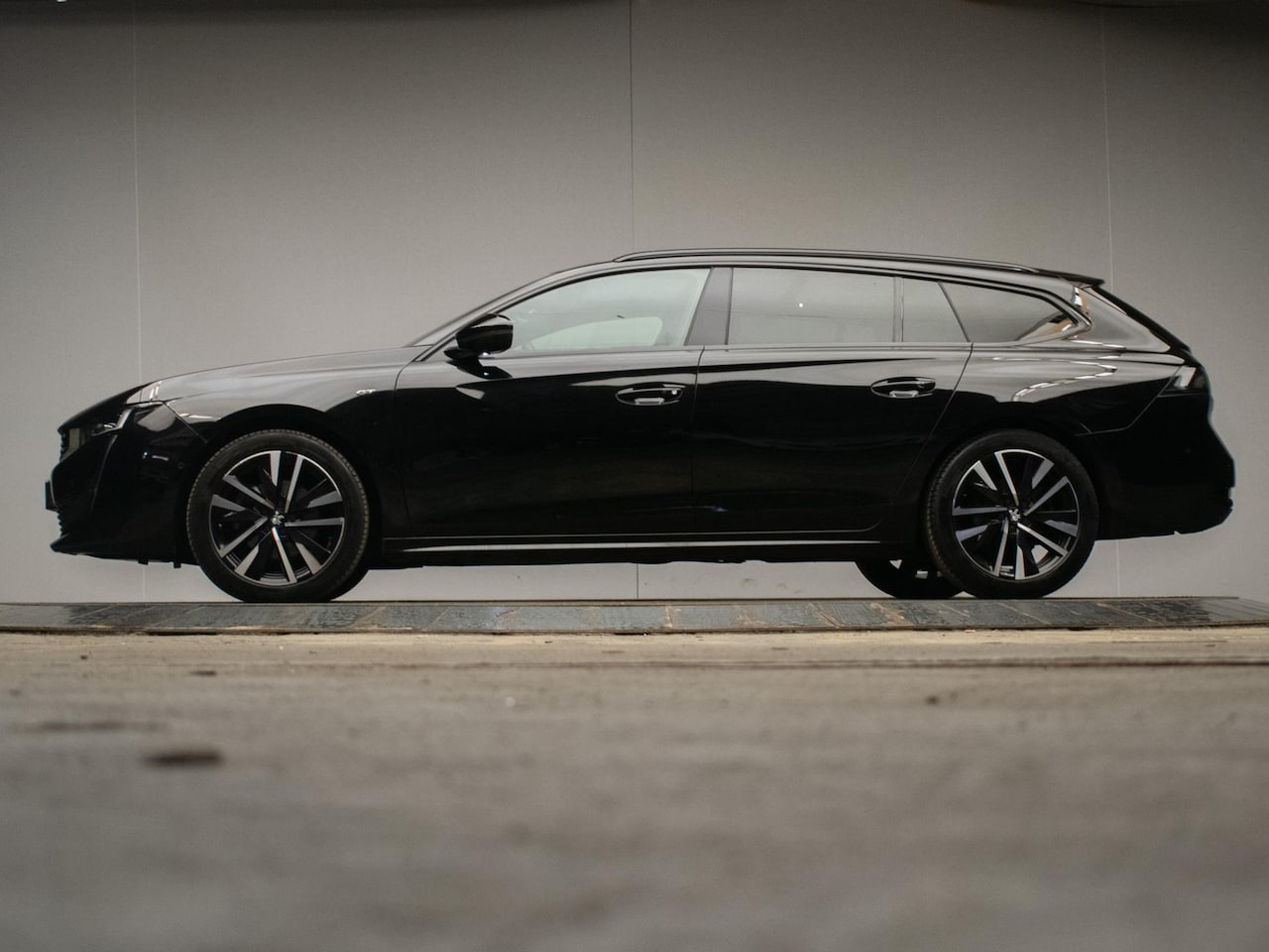 Peugeot 508 - 1.2 PureTech GT (PANORAMADAK,APPLE CARPLAY,NAVI,STOELVERWARMING,SFEERVERLICHTING,CAMERA,3D - AutoWereld.nl