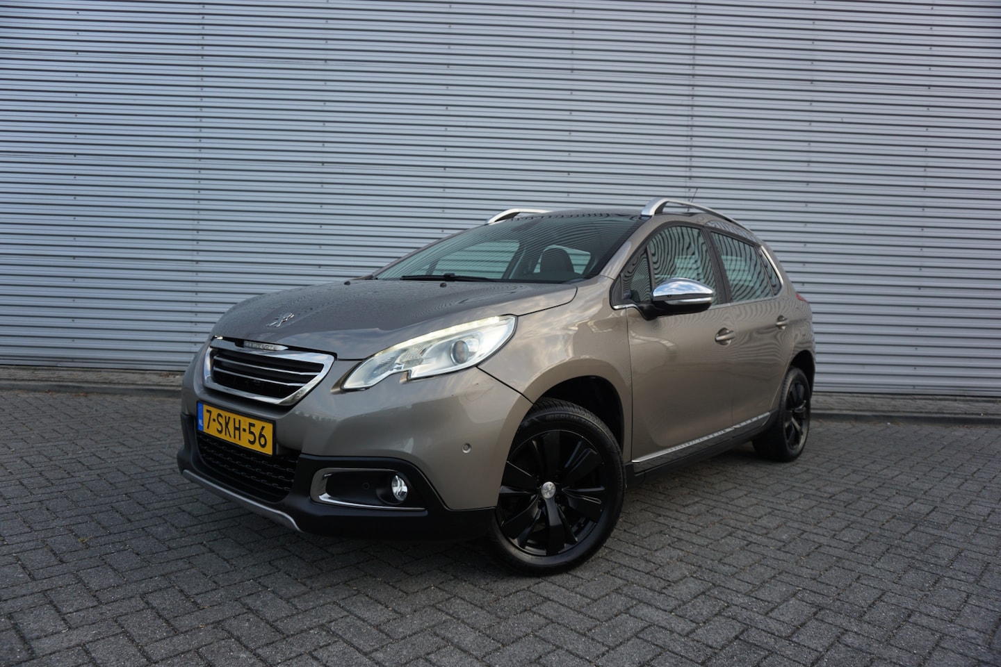 Peugeot 2008 - 1.6 e-HDi Allure Airco / Navi / Cruise / Elektr. ramen / Sfeerfverl. / Parkeers. / NAP - AutoWereld.nl