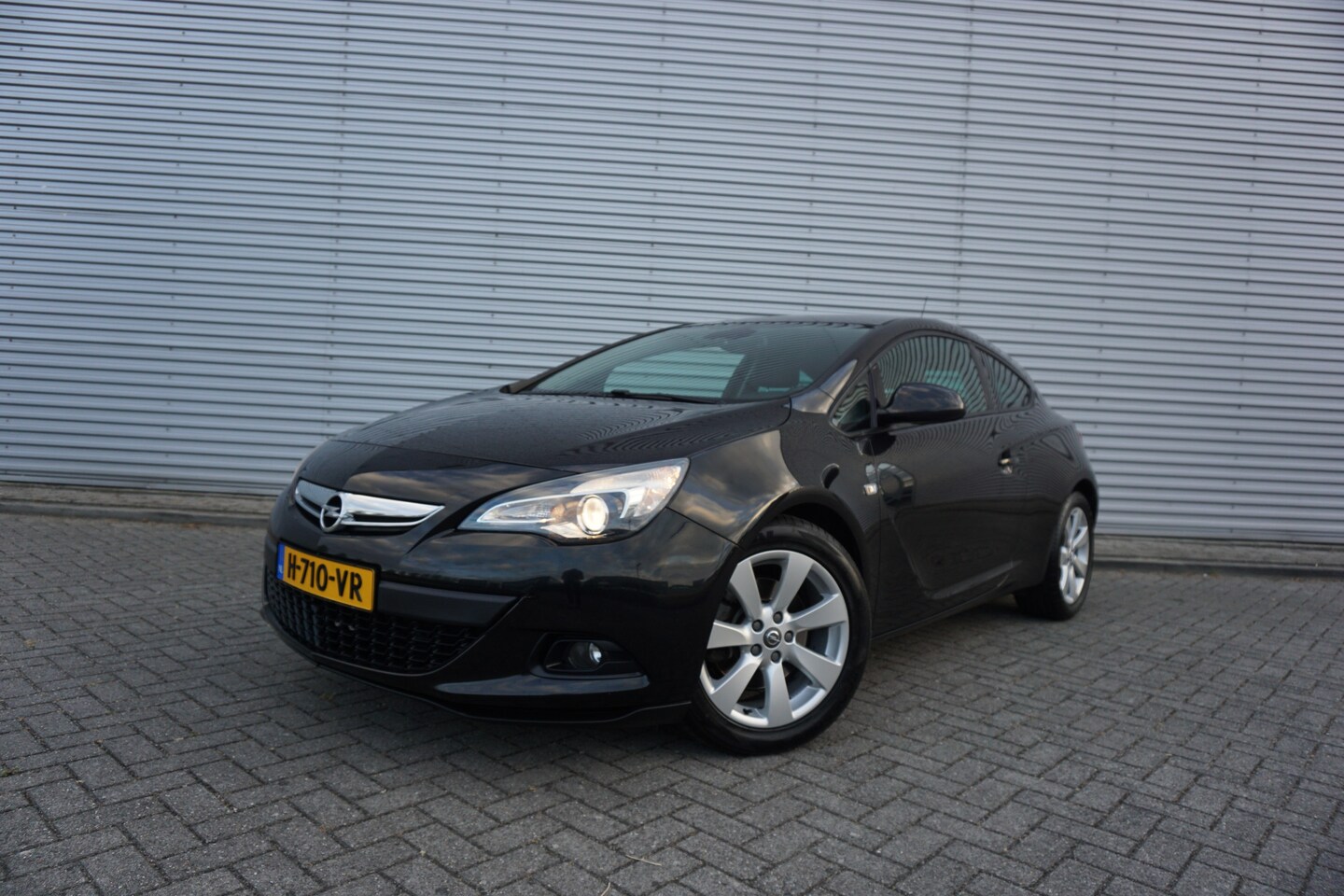 Opel Astra GTC - 1.4 Turbo Sport Airco / Cruise / Parkeers. / Lm velgen / Trekhaak - AutoWereld.nl