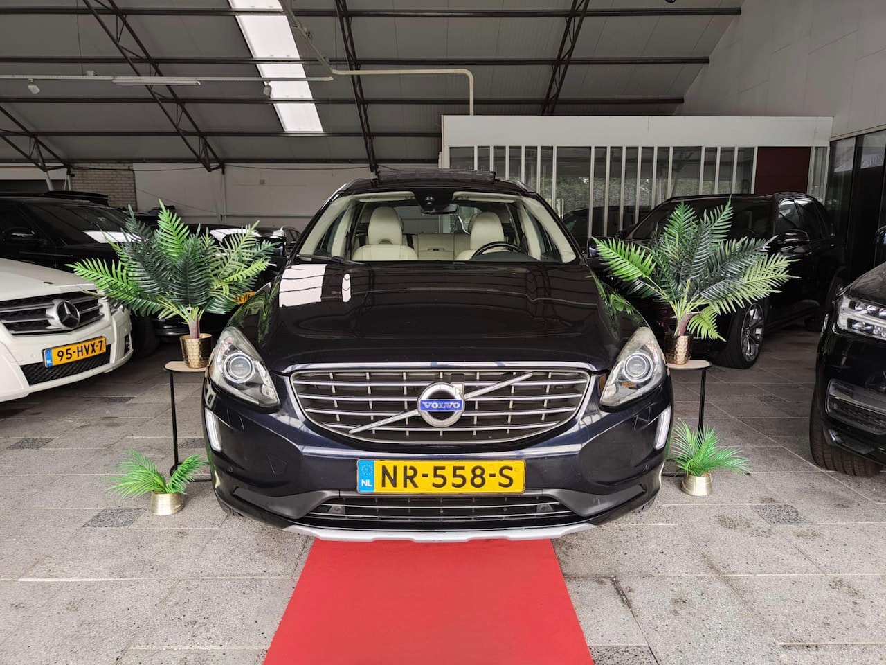 Volvo XC60 - 2.4 D4 AUT R-DESIGN PANO 2017 FACELIFT FULL! - AutoWereld.nl