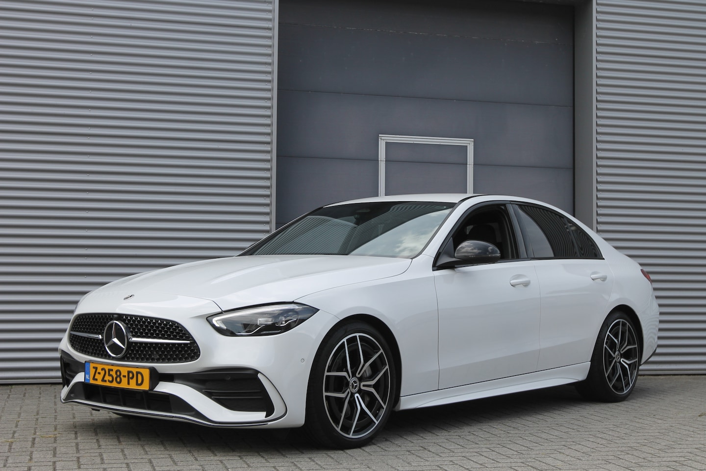 Mercedes-Benz C-klasse - 180 AMG Line I Aut. I Carplay I Camera I Burmester - AutoWereld.nl