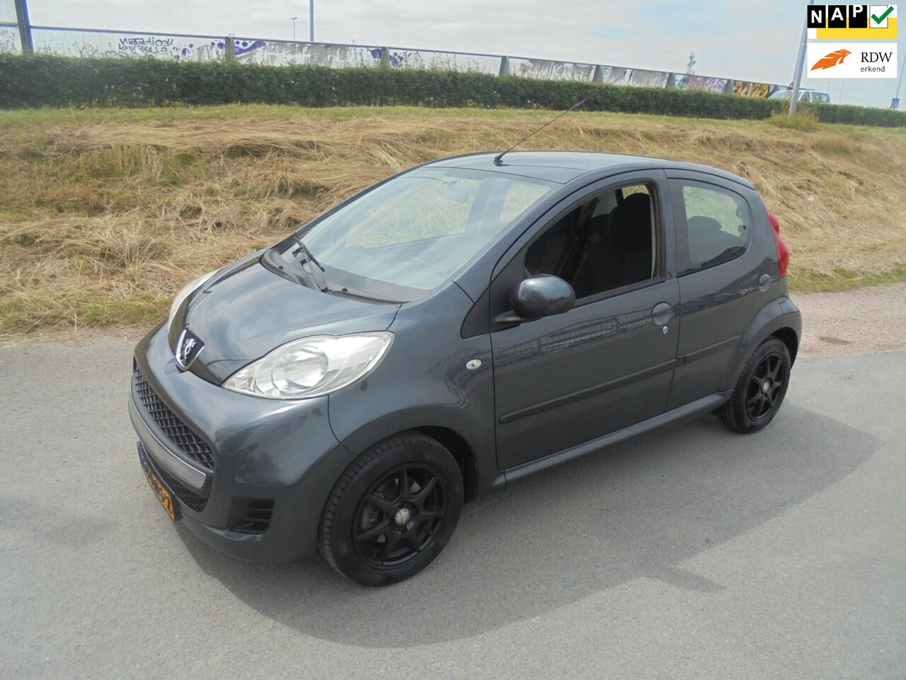 Peugeot 107 - Peugeot 107 1.0 benzine 5 deurs airco lmv 94.000km - AutoWereld.nl