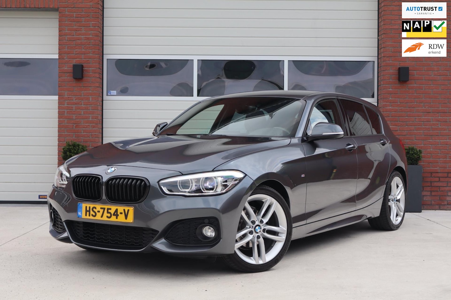 BMW 1-serie - 118i M Sport Executive Shadowline - Groot scherm navigatie - Led - 18 inch M-sport velgen - AutoWereld.nl