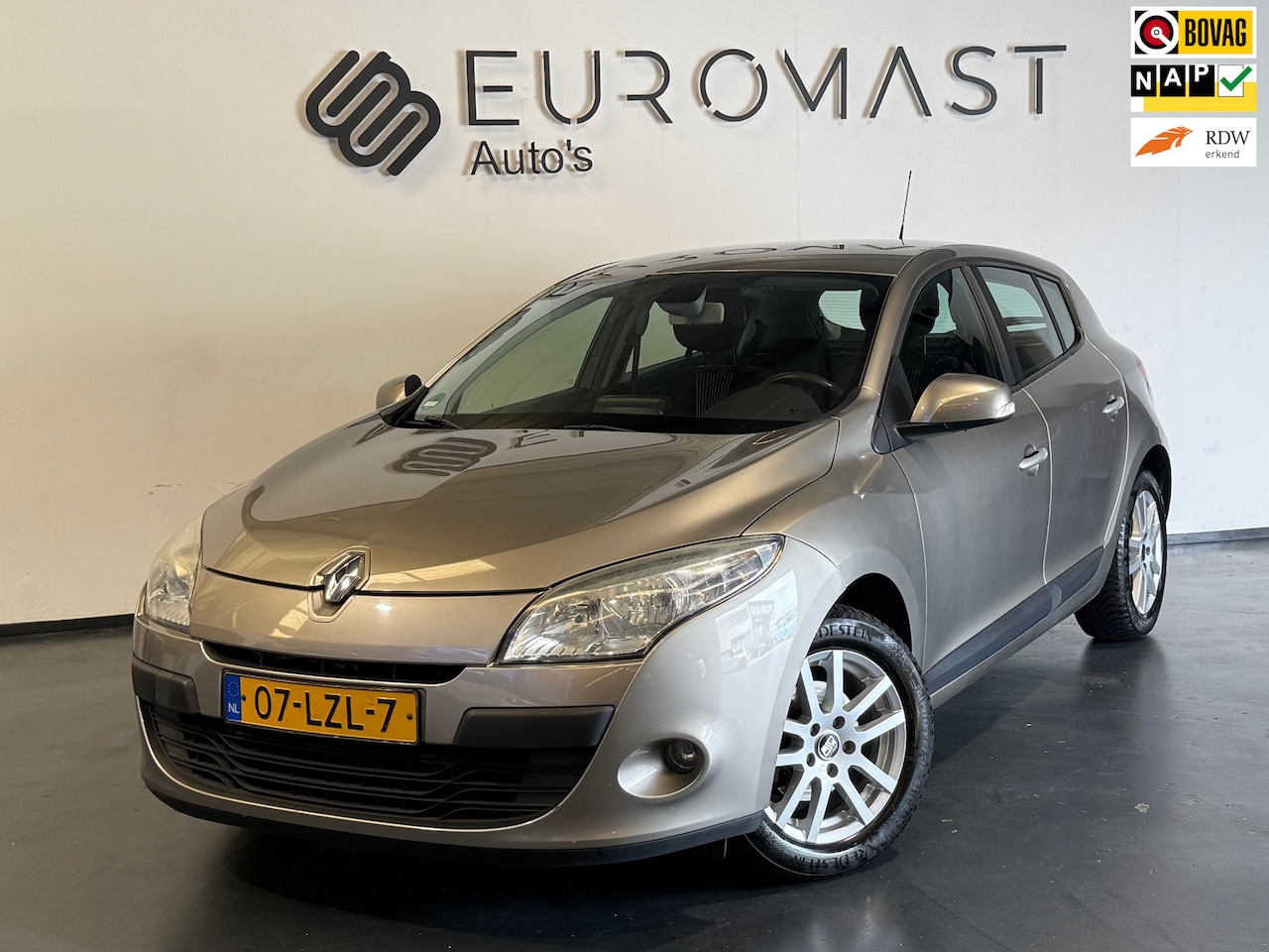 Renault Mégane - 1.6 Celsium Navi Airco Cruise 5d Nieuwe Apk Trekhaak - AutoWereld.nl